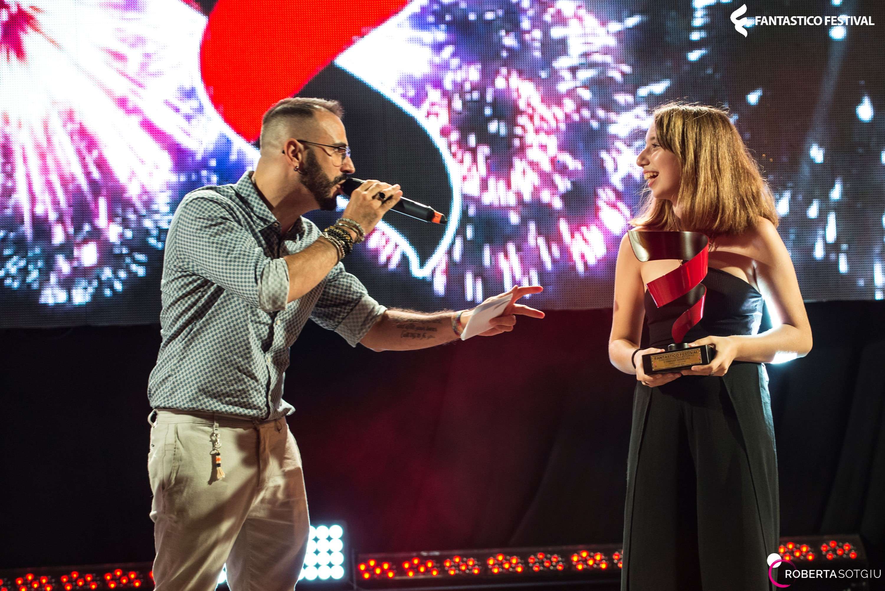 Dario Spada premia la vincitrice della settima edizione del Fantastico Festival
